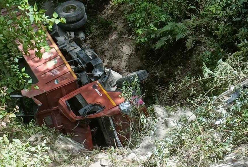 Dumper fell into ditch near Garslekh, two injured