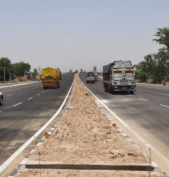 Vehicles started speeding from Banthra Overbridge on National Highway