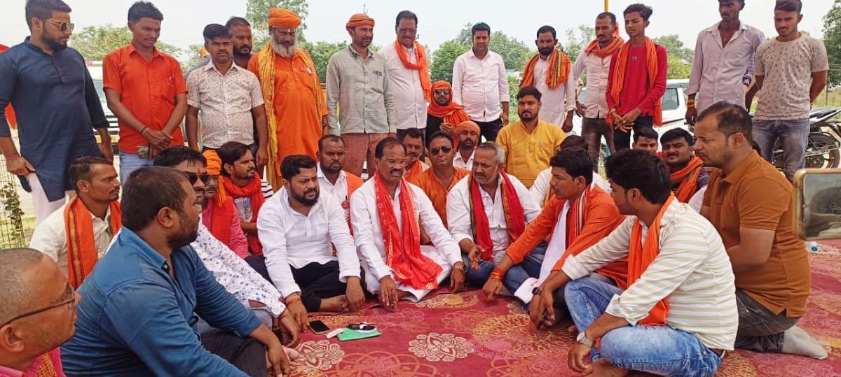 Vhm District President staged dharna after dispute with toll workers