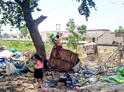 Railway removed encroachment from Chhatuiya gate, JCB overturned two kiosks