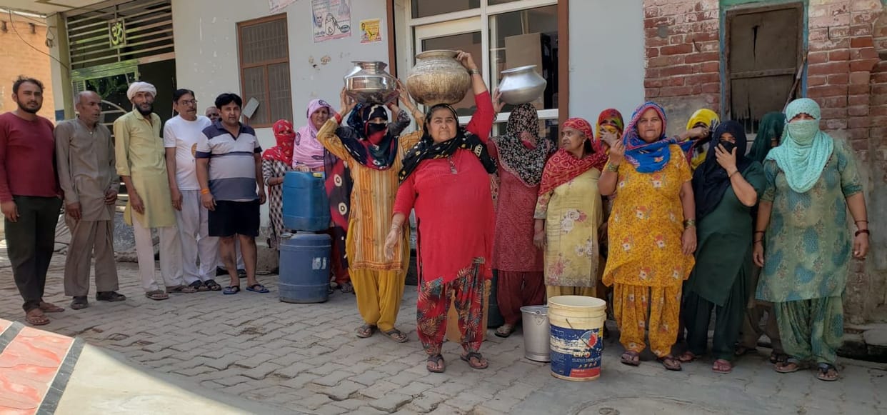 Six thousand did not get water for six days, demonstration with matka-bucket