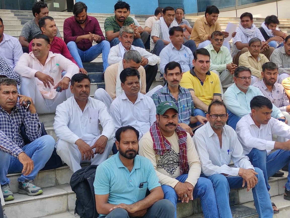 Electricity corporation employees demonstrated on the order to shift the establishment branch to Panchkula
