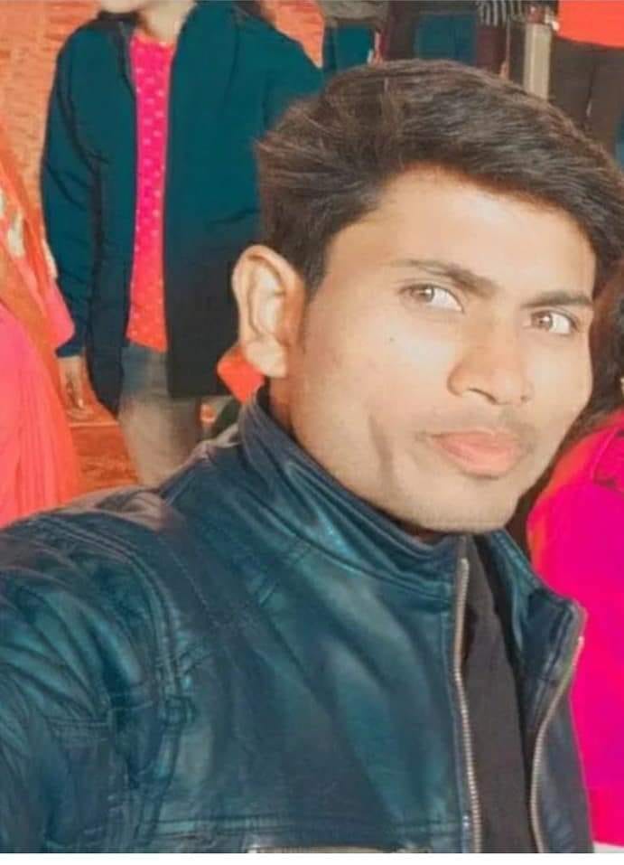 Student dies trying to get down from moving train
