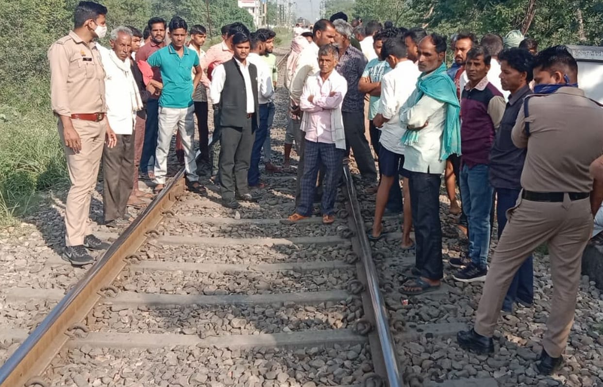 Dead body of a woman found on the track, relatives are telling suicide