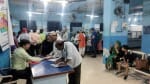 बैंक चौराहे पर स्थित स्टेट बैंक में लगी उपभोक्ताओ की भीड़।संवाद