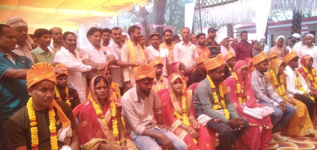 11 couples met each other in mass marriage
