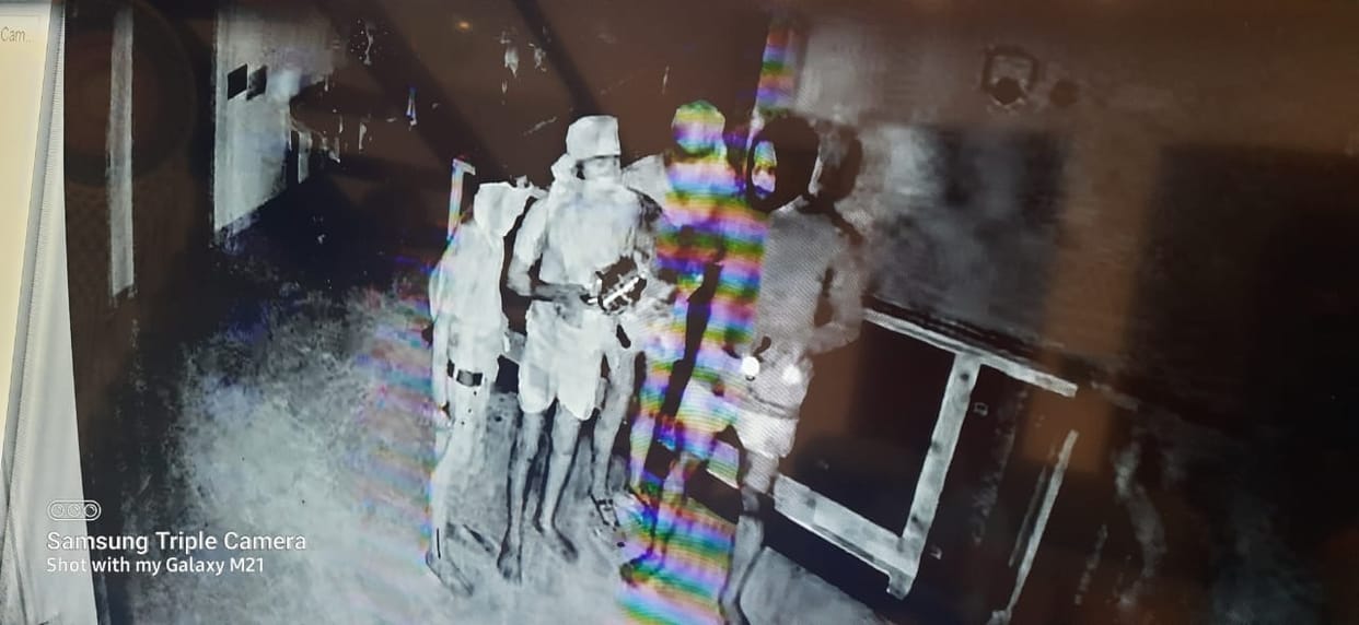One lakh rupees and six tolas of gold jewelery stolen from doctor's house