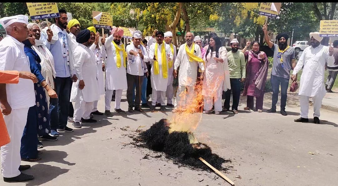 Aam Aadmi Party workers burnt the effigy of the state government