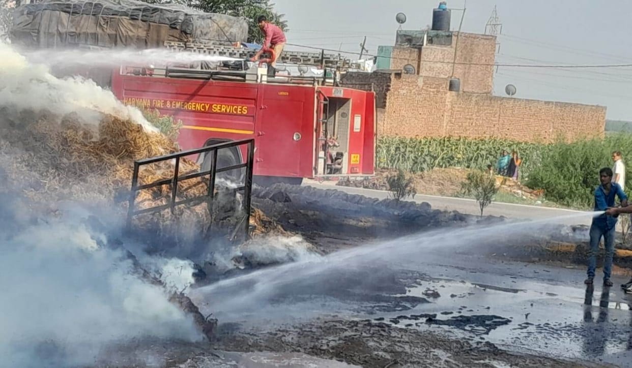 Straw laden in a moving tractor-trolley caught fire, the straw along with the trolley was burnt to ashes