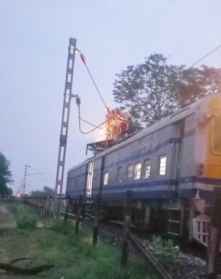 Tree fell on railway overhead electric wire due to storm, operation stopped for six hours
