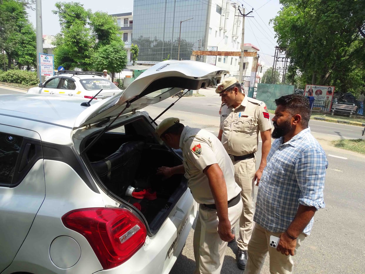 Checking vehicles by blockade at 44 places in the sealing plan