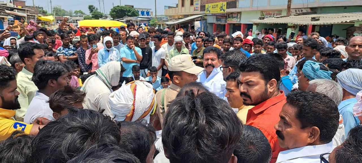 road blocked for 6 hours in protest against murder of former Pradhan