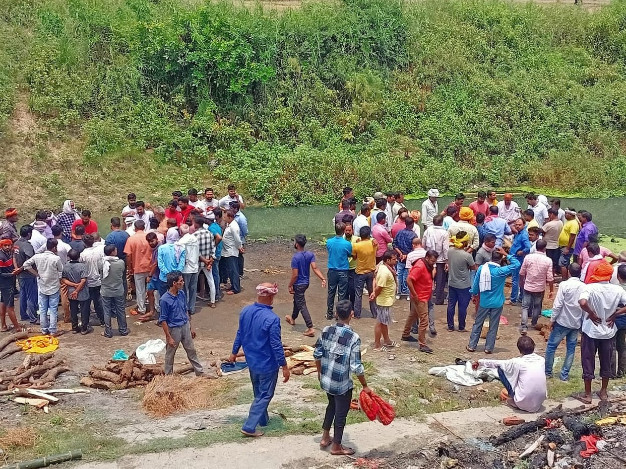 Five people died due to car tire burst in deoria UP