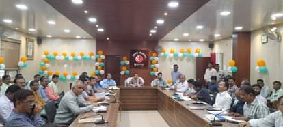 सुल्तानपुर के विकास भवन में समीक्षा बैठक करतीं डीएम जसजीत कौर।  -संवाद