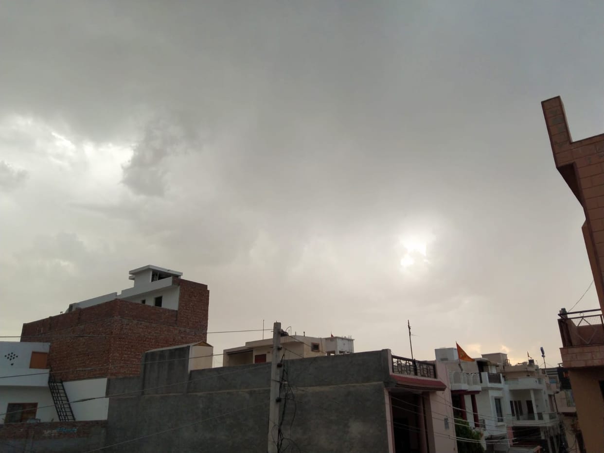 Heat wave from morning to afternoon, dust storm in evening, rain at night
