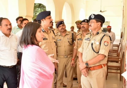 Welcome the complainant in the police station with pitcher water