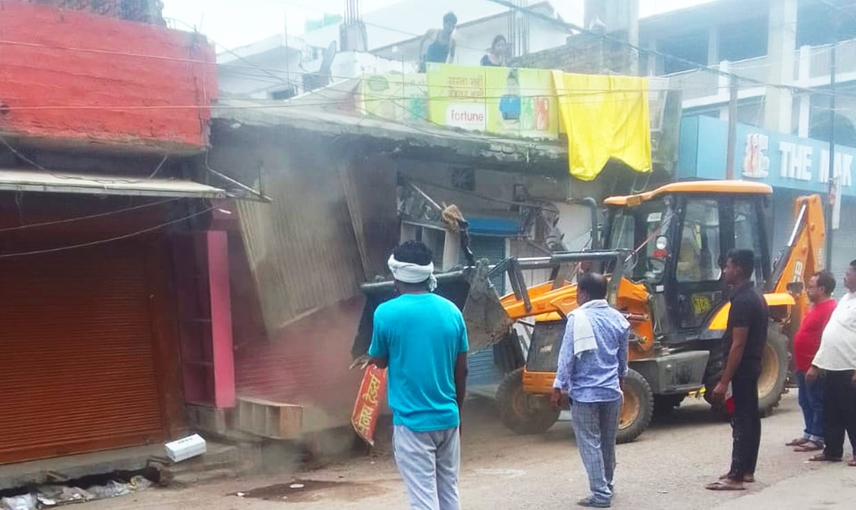 Encroachment removed from the market to get rid of jam