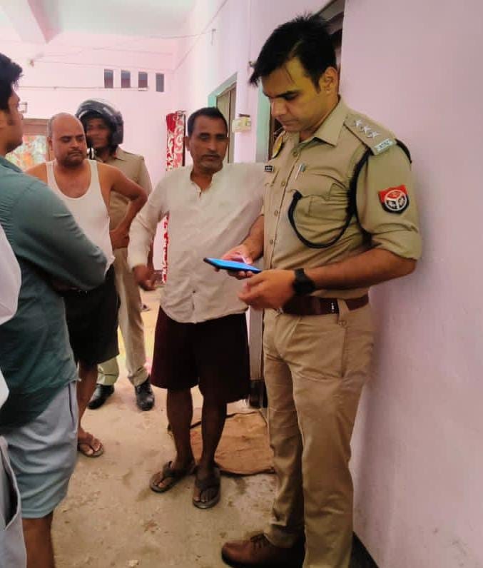 Thieves stole jewelry worth five lakhs along with cash