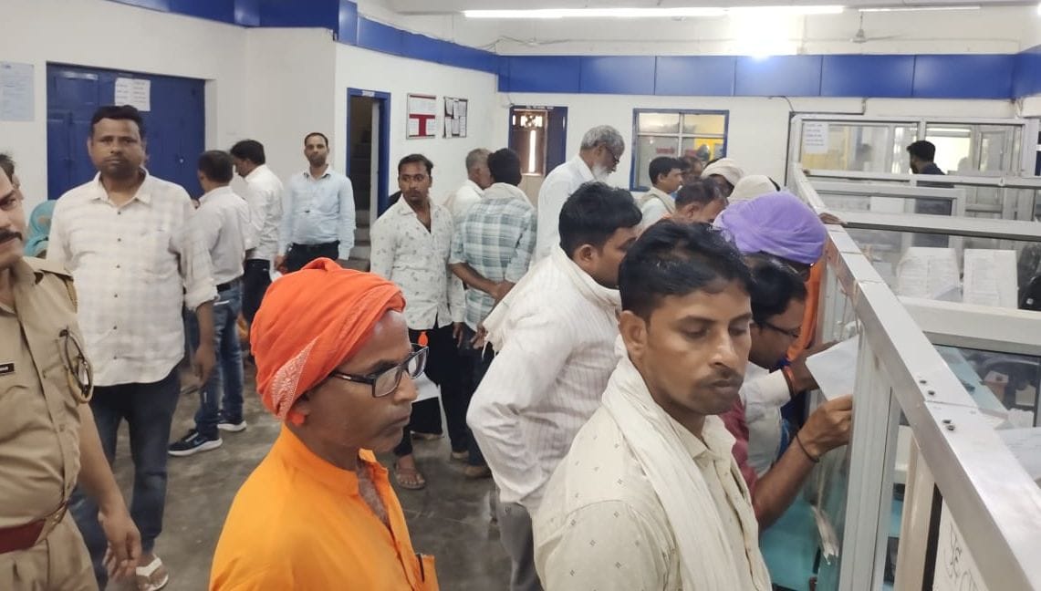 People reached the banks to exchange notes, less crowd on the first day
