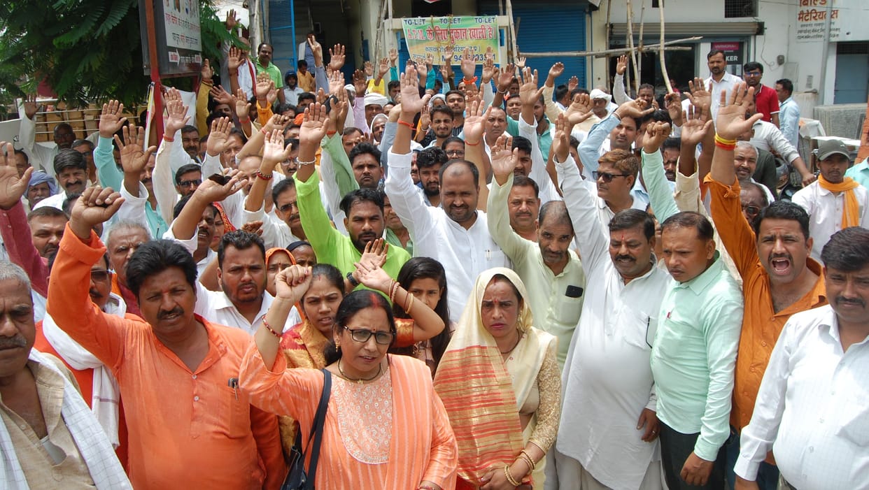 Kotdars surrounded the Deputy RMO and picketed