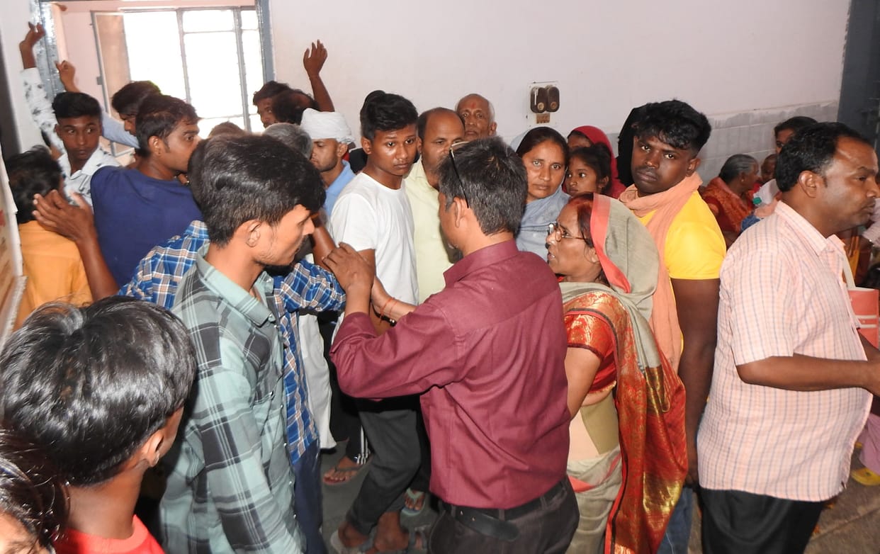 Closed X-ray machine started, crowd of patients