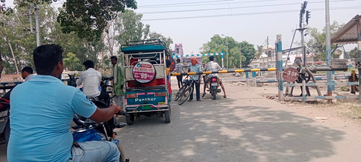 People are facing problems due to lack of overbridge