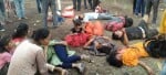 तुर्कपट्टी थाना क्षेत्र के मधुरिया इंटर कालेज के पास हुए ऑटो दुर्घटना में सड़क पर पड़े घायल लोग।स