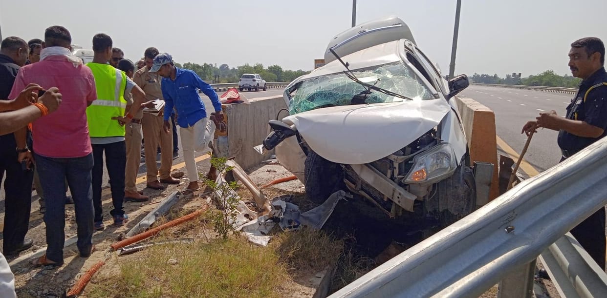 Car collided with divider, old couple died, two serious