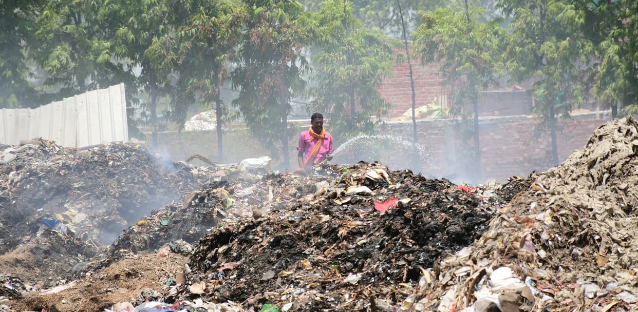 The toxic smoke of garbage spoiled the climate of the city