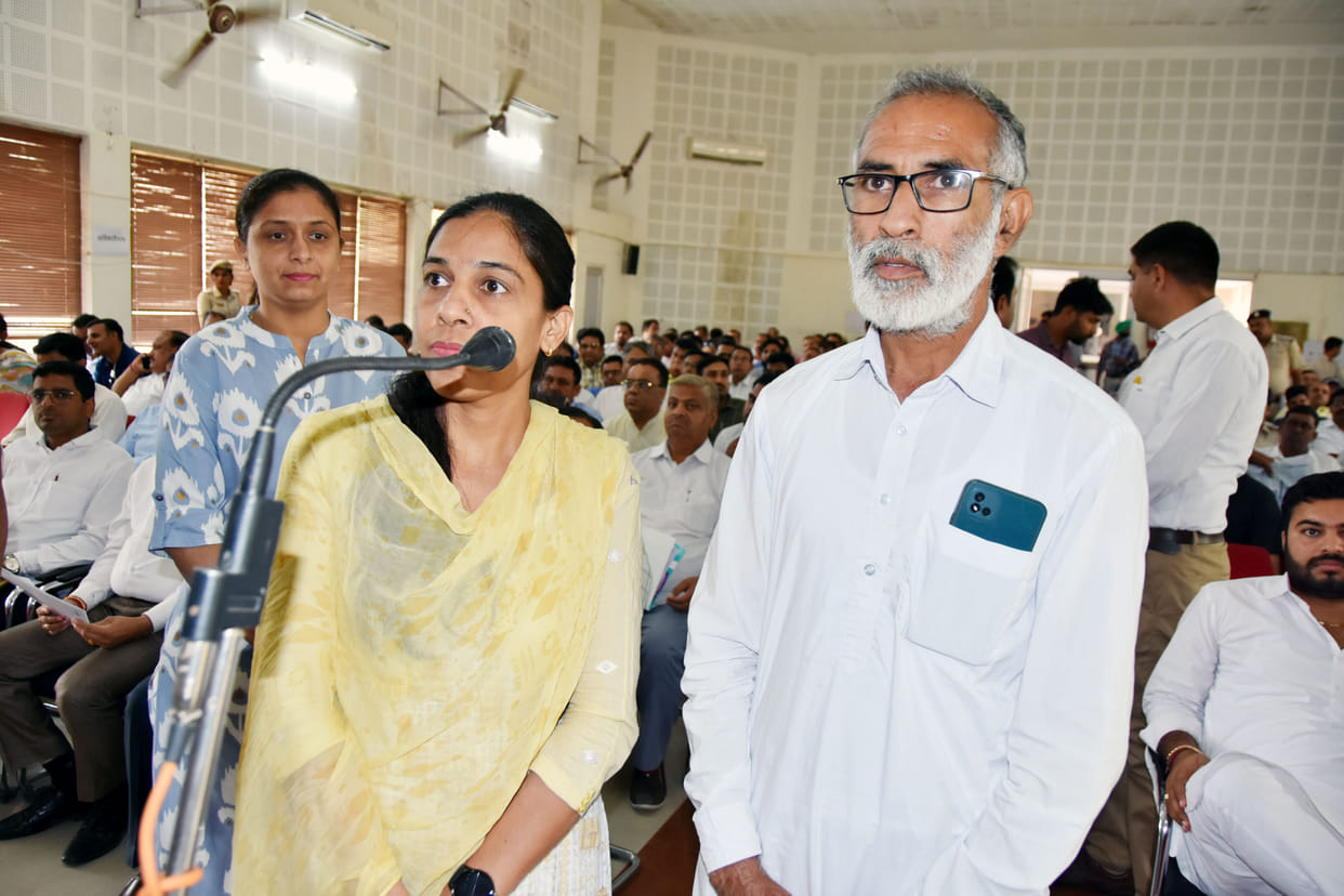 Grievance Redressal Committee meeting: Agriculture Minister reprimanded the careless officers, said- excuses will not work, solution is needed
