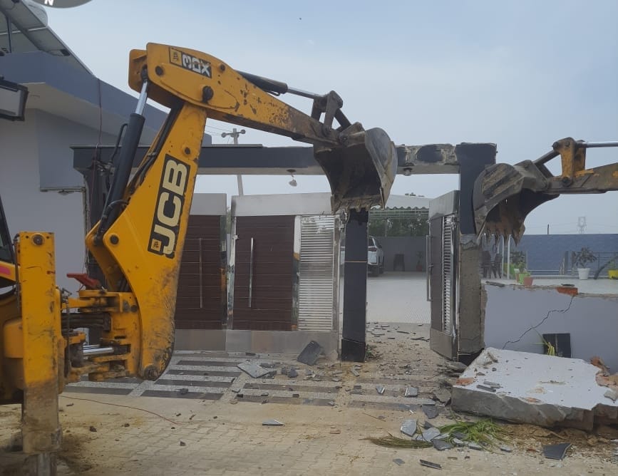Demolished the construction built in the colonies cut in 20 acres of land
