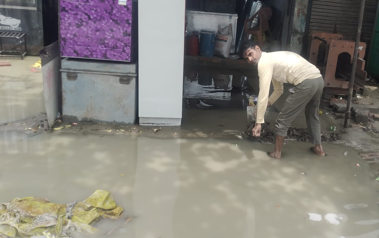 Contractor's arbitrariness, mud and water entered 300 shops