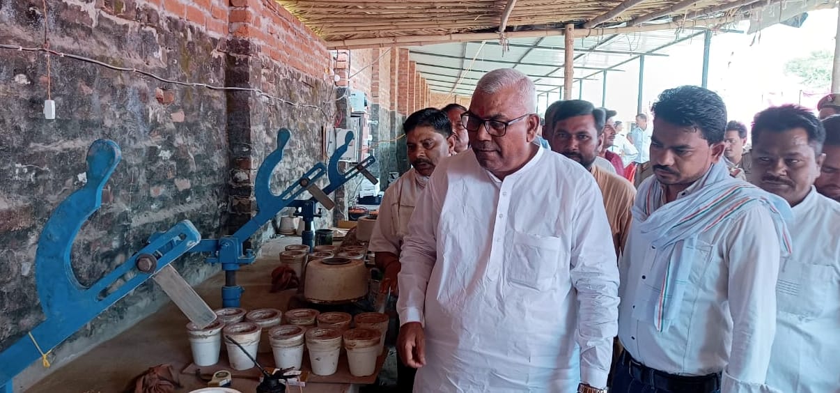 Food cooked in earthen pot is beneficial: Omprakash