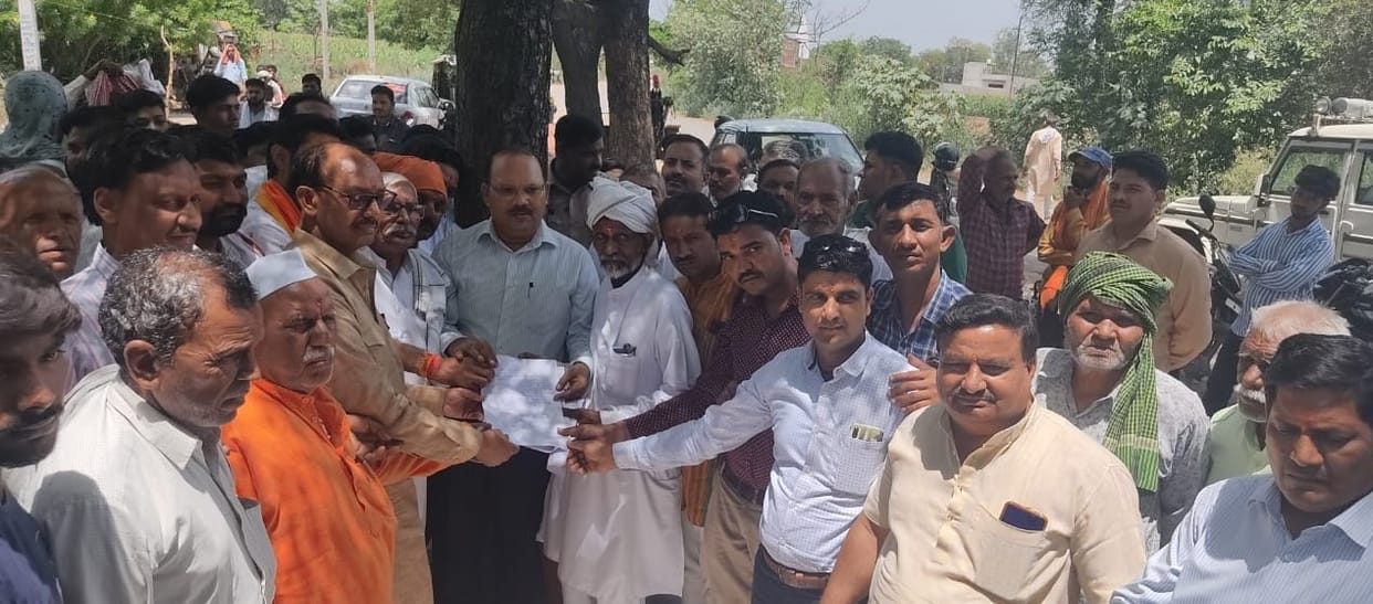 Villagers sitting on dharna in Ladpur for construction of Hathras-Jalesar road