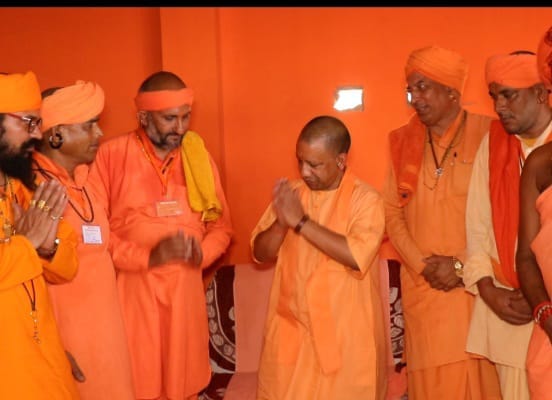 CM Yogi worshiped in Gorakhnath temple and discussed religion with saints