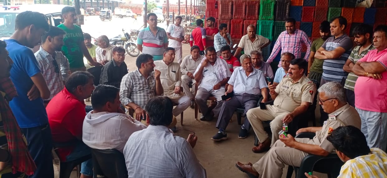 Police arrived 45 minutes late, traders blocked 60 minutes