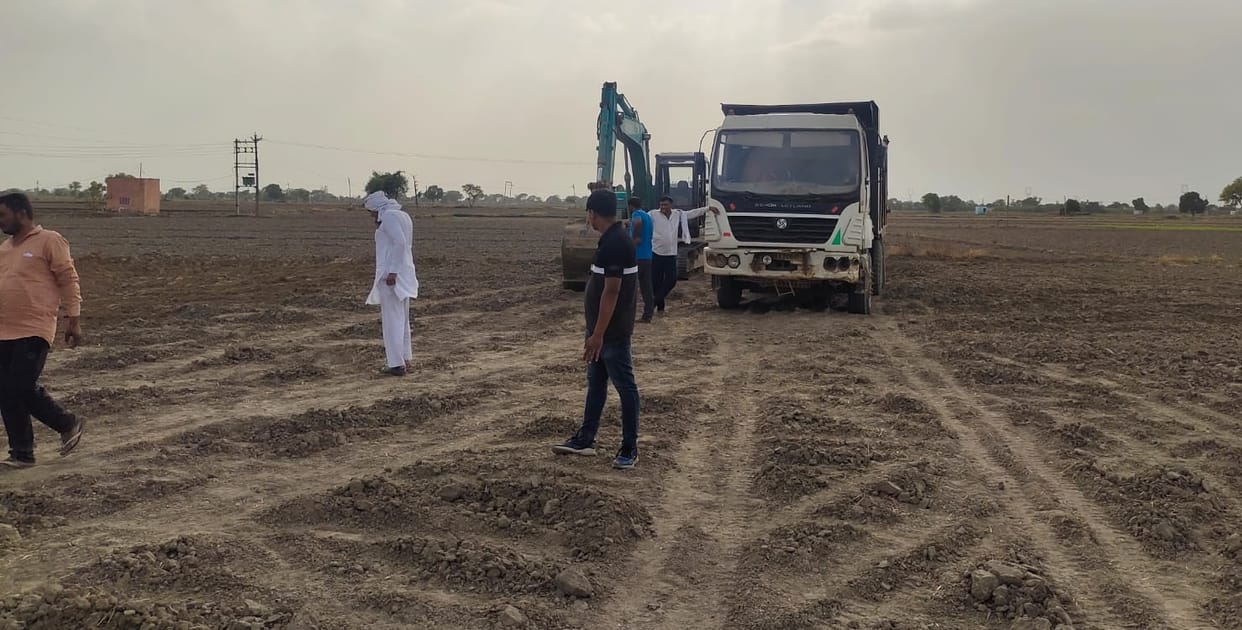 CM Flying raid, illegal mining stopped in Sisrauli, bulldozer and highway seized