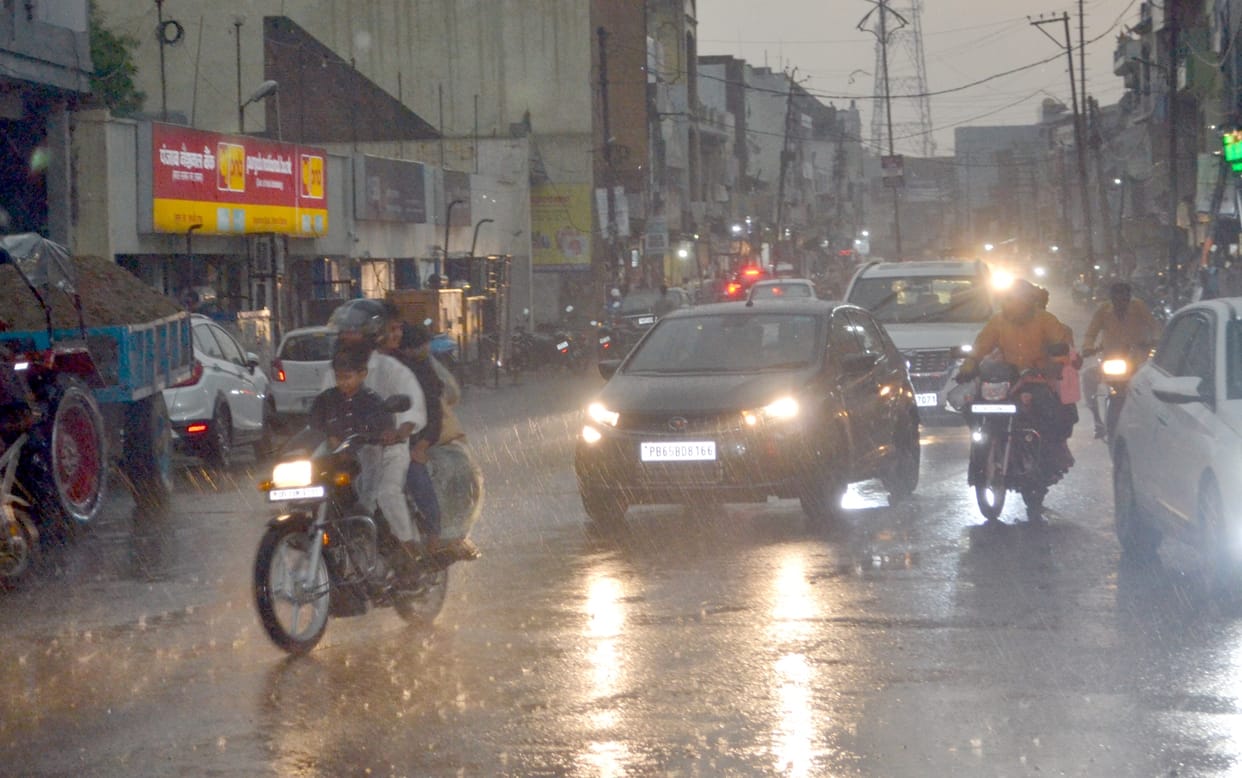 Sometimes it was cloudy, sometimes it was sunny, it rained in the evening
