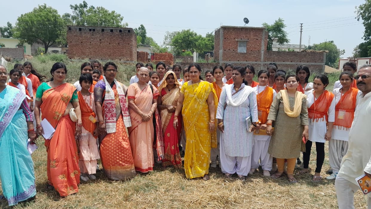 The workers of Durga Vahini told the importance of Sanatan Dharma by contacting door to door