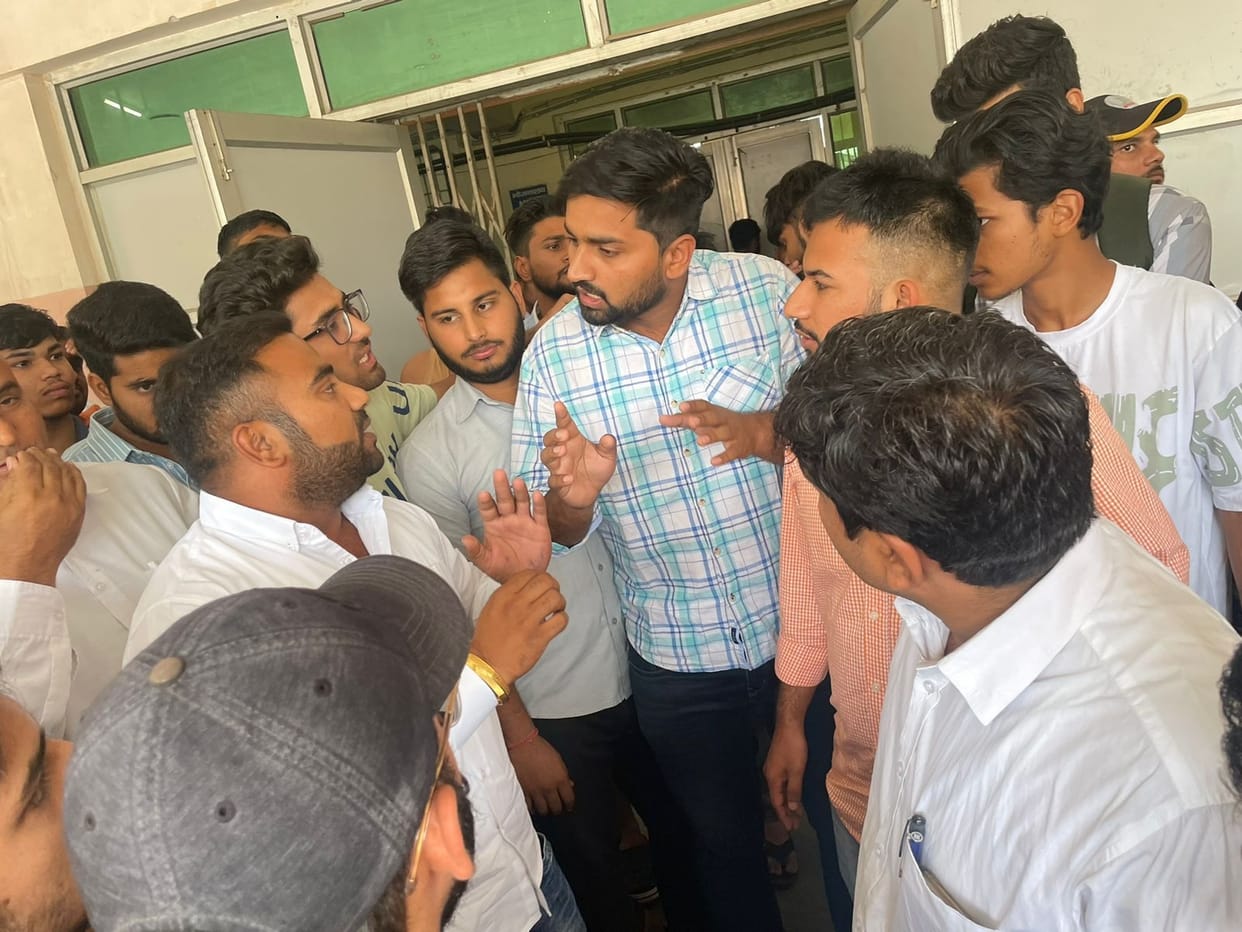 Students agitated after finding worms in porridge, protested for one and a half hours by locking the hostel