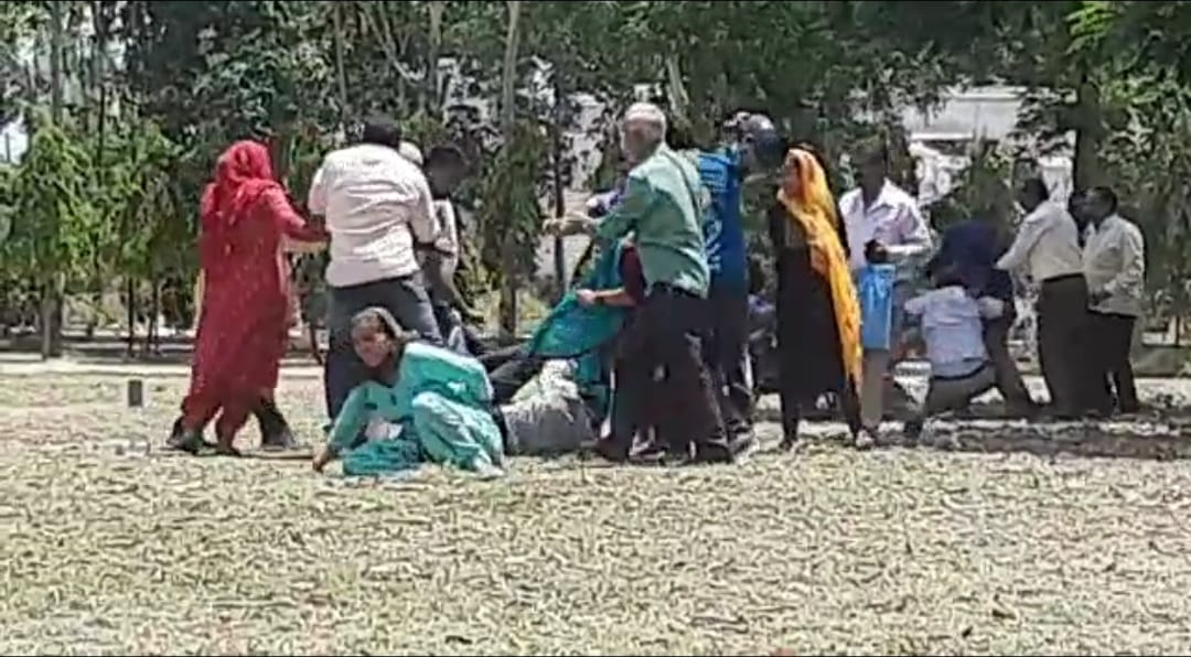 Fight in police line, ruckus, video viral