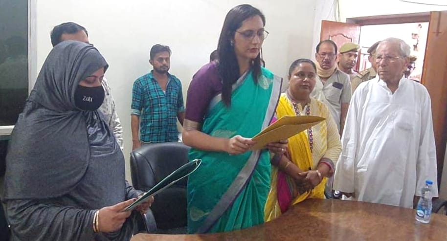 SDM administered the oath of Municipal President to Zeenat Pathan