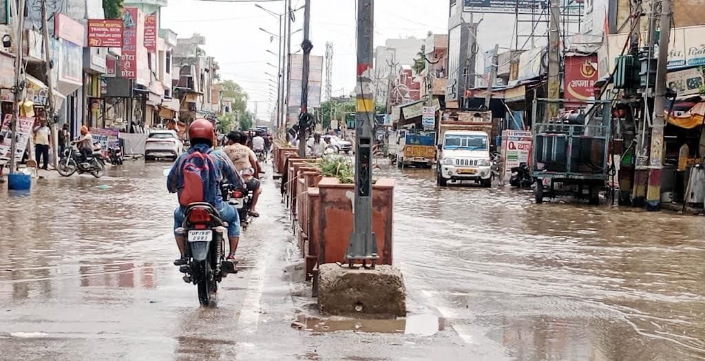 Waterlogging on the roads due to 13 mm of rain