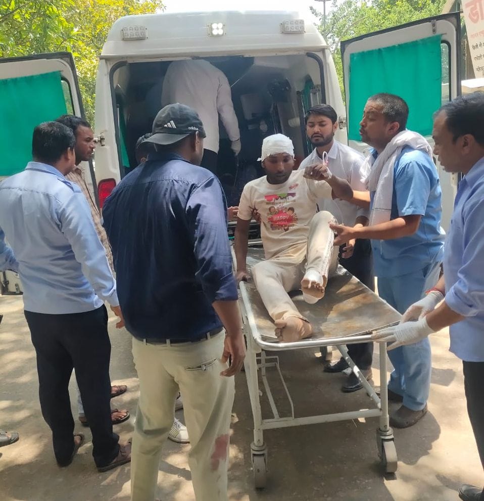 While demolishing a dilapidated house, the roof fell heavily, two laborers were injured