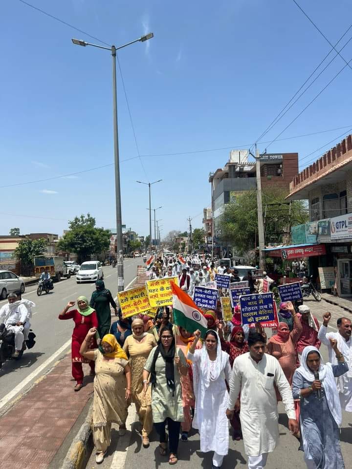 Groups going to Jantar Mantar paid obeisance at Maham's historic Chaubisi Chabutra