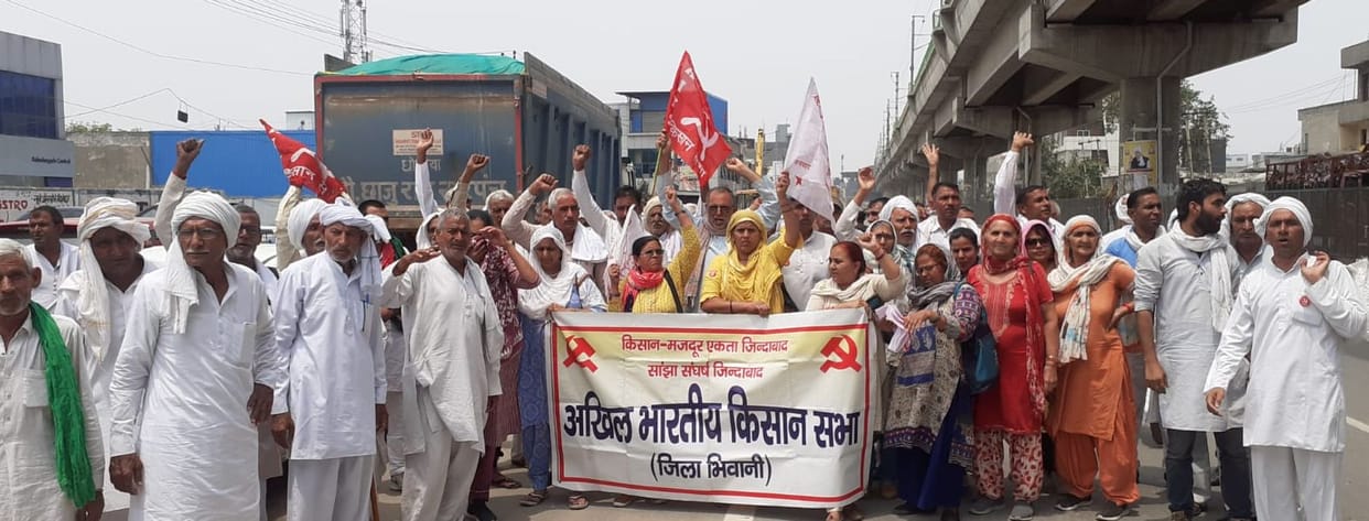Kisan Sabha officials shouting slogans after reaching Bhiwani at Tikri border in support of women wrestlers.