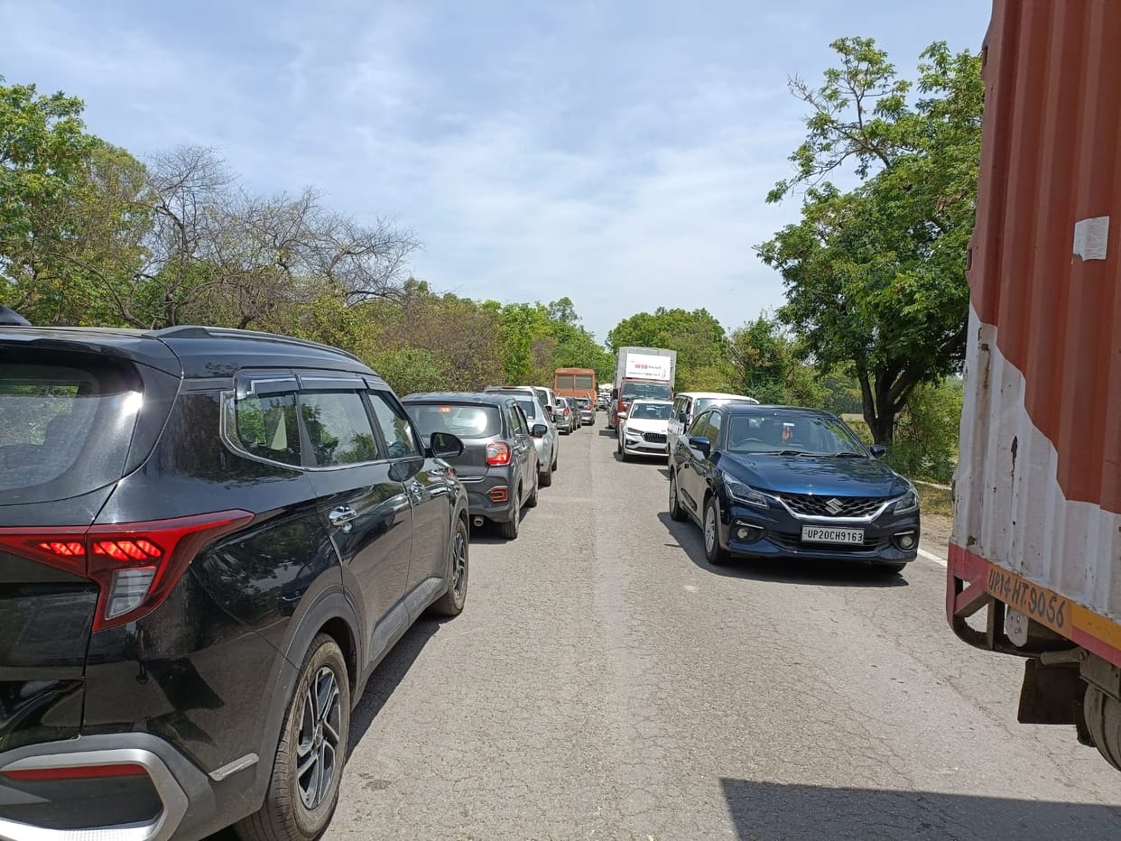 Tractor trolley axle broken on Delhi-Pauri highway, long jam