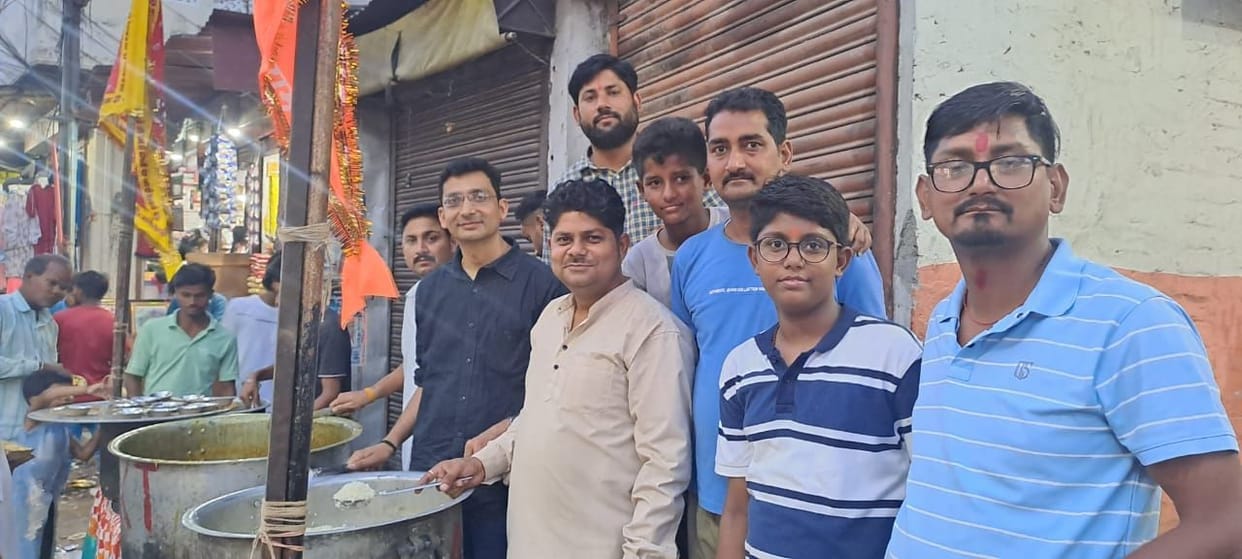 Bhandara organized in new market, devotees gathered