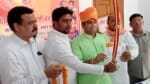 करणी सेना के राष्ट्रीय अध्यक्ष को सम्मानित करते कार्यकर्ता।