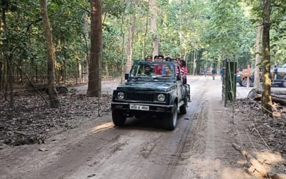 Tourists gathered at Chuka Beach... Safari vehicles fell short